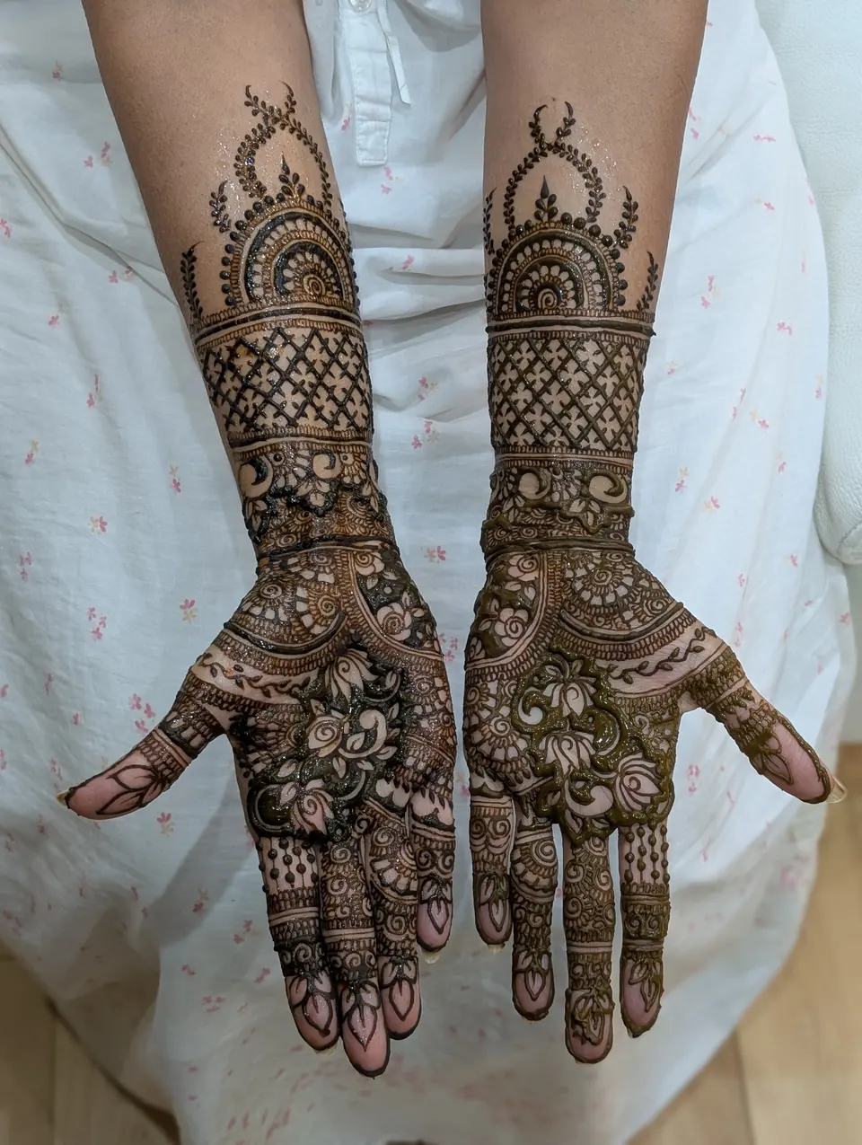 Bridal mehndi with chandelier and mesh patterns