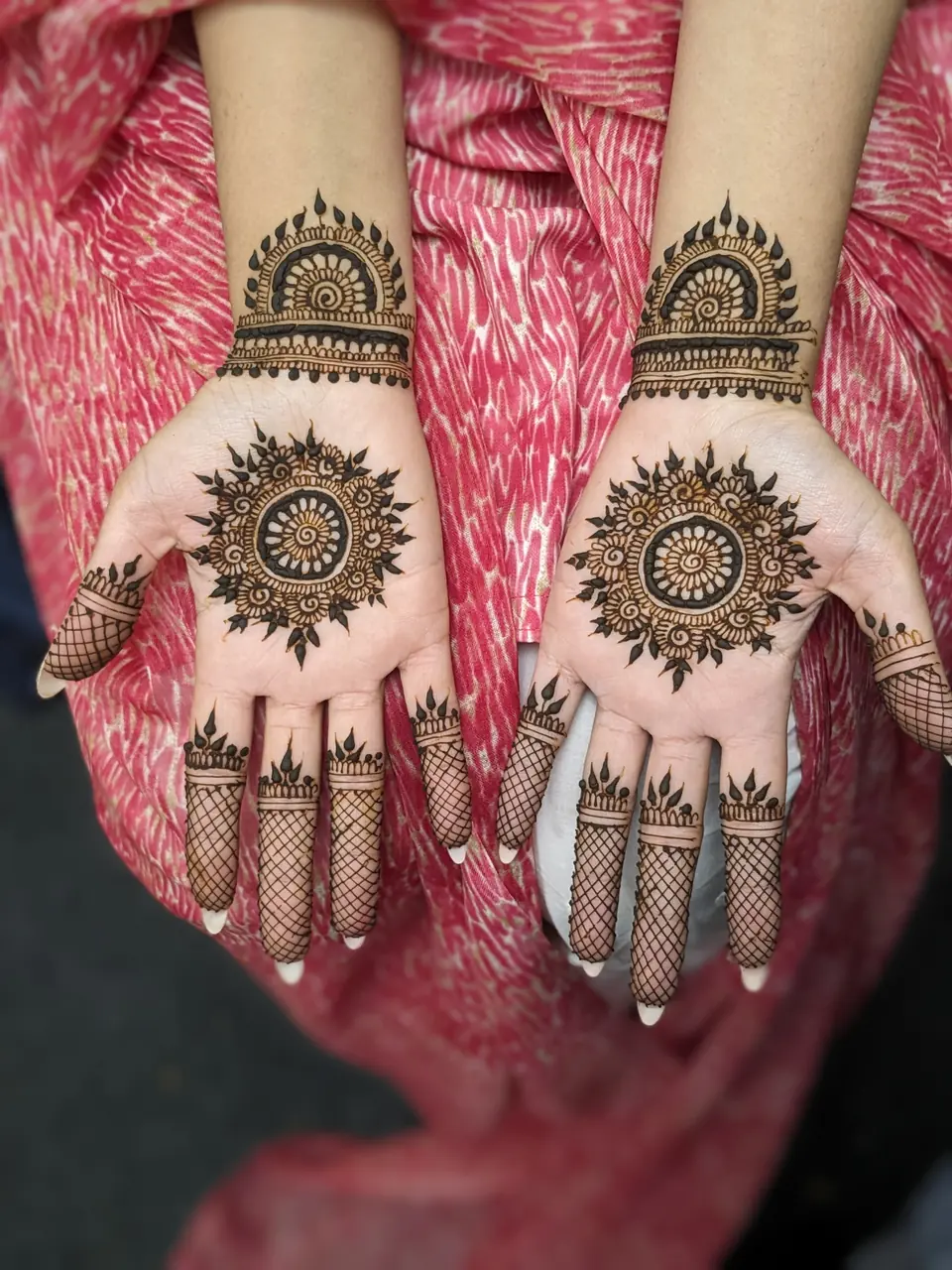 Palm mandala mehndi with mesh-patterned fingers