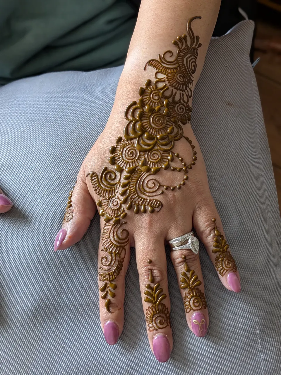 Flowing floral vine henna on the back of the hand